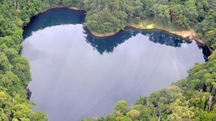 Agensi Wisata Jepang Tawarkan Tur Romantis di Atas Danau Berbentuk Hati Agensi Wisata Jepang Tawarkan Tur Romantis di Atas Danau Berbentuk Hati