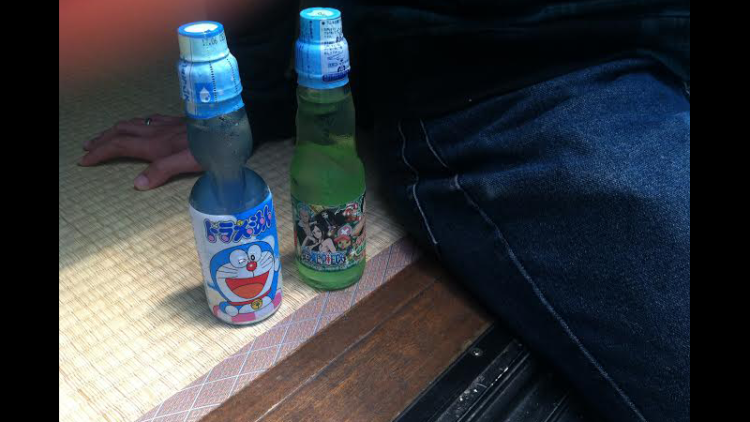 Kemasan ramune bergambar karakter anime Doraemon dan One Piece Kemasan ramune bergambar karakter anime Doraemon dan One Piece