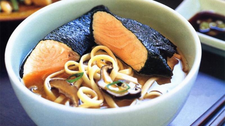 Resep Salmon Jepang Dibungkus Nori Dengan Kuah Kaldu Miso, Oishii!