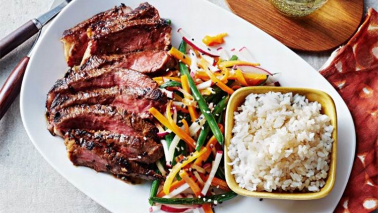 Resep Steak Miso Dengan Selada Kubis dan Nasi Sushi yang Lezat