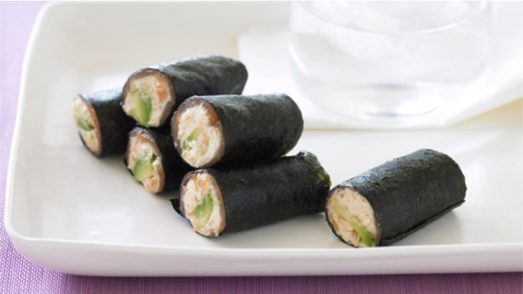 Resep Sushi Salmon Asap dengan Isian Alpukat