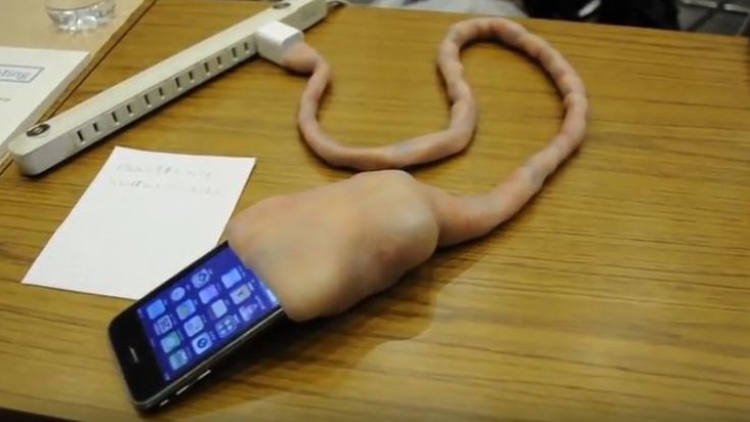Unik, Seniman Jepang Ciptakan Charger yang Bisa Menelan Handphone (1)