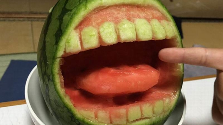 Unik, Seorang Wanita Jepang Ciptakan Semangka yang Bisa Menggigit! (1)