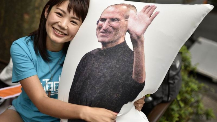 gadis-jepang-ini-menginap-bersama-bantal-steve-jobs-di-depan-toko-smartphone-1