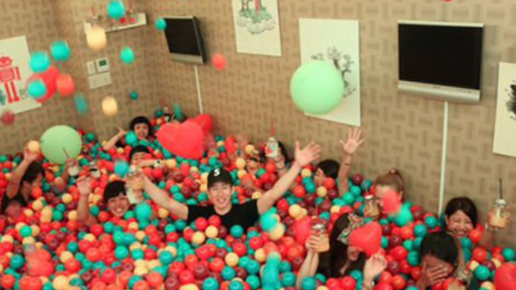 gokil-cafe-jepang-ini-sediakan-kolam-bola-untuk-orang-dewasa