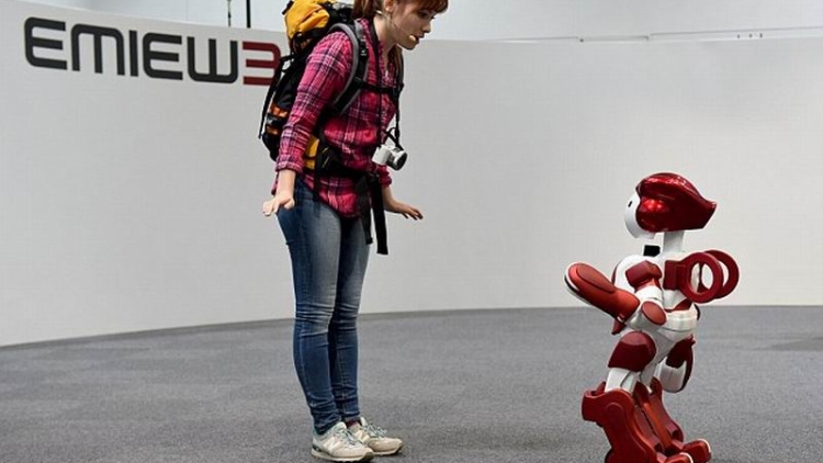 robot-bersepatu-roda-dari-jepang-sambut-wisatawan-di-bandara-haneda-2