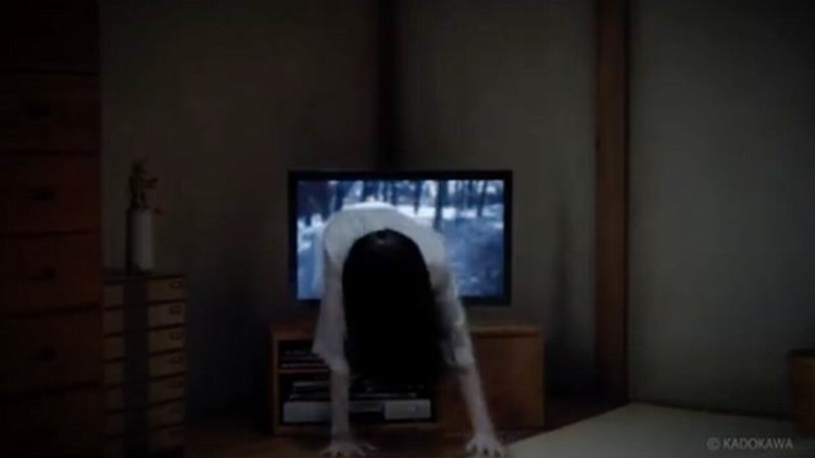 sadako-merasa-lelah-setelah-berkali-kali-gagal-keluar-dari-dalam-televisi