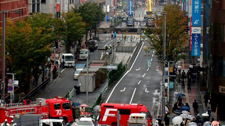 beginilah-kondisi-terkini-pasca-sinkhole-fukuoka-1