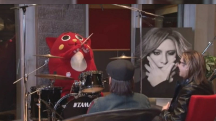maskot-aomori-unjuk-gigi-di-depan-drummer-x-japan maskot-aomori-unjuk-gigi-di-depan-drummer-x-japan