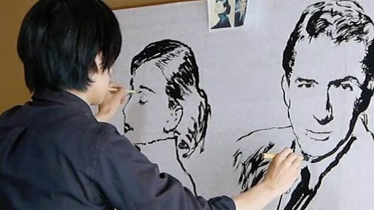 sugoi-seniman-jepang-ini-bisa-menggambar-dua-potret-sekaligus