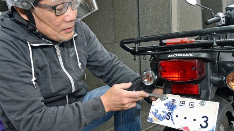 wow-karya-ukiyo-e-terkenal-jadi-latar-belakang-plat-nomer-kendaraan-jepang-3