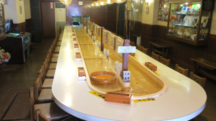 wow-restoran-jepang-ini-sajikan-hidangan-di-atas-air-berjalan-1