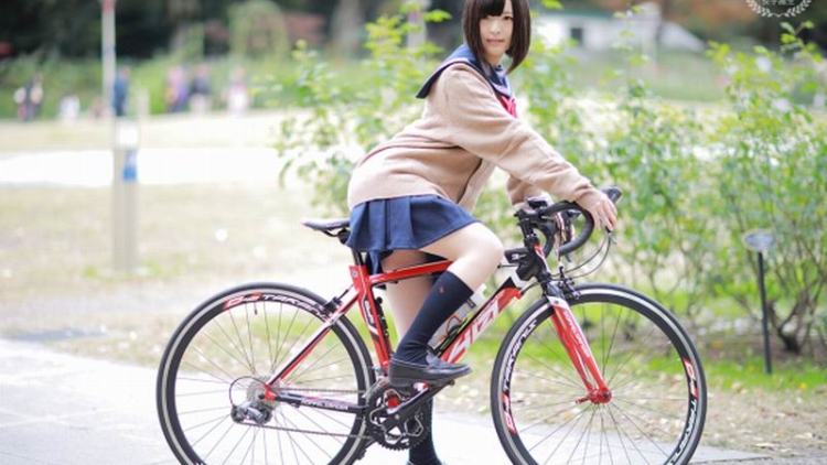 Cosplayer Jepang Promosikan Kampanye Bersepeda Untuk Siswi SMA (1)