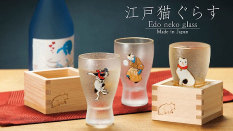 indahnya-gelas-sake-dengan-ilustrasi-ukiyo-e-kucing-jepang-0