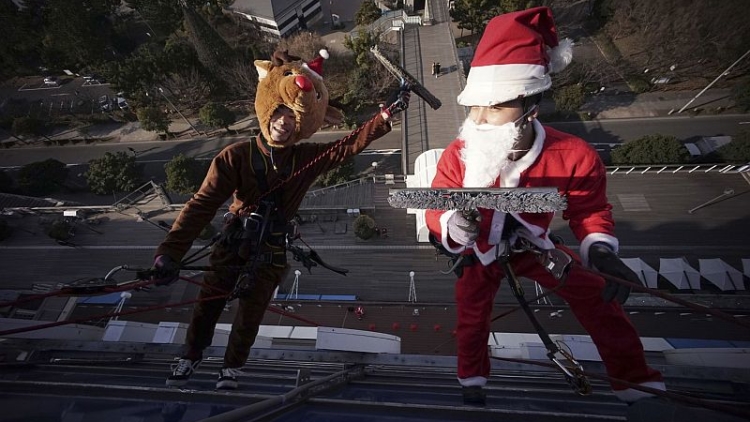 Sinterklas Dan Rusa Kutub Bersih-Bersih Gedung di Jepang