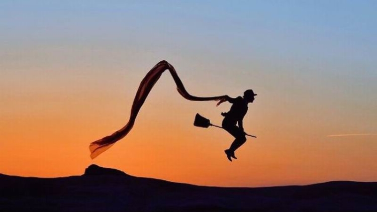 Fotografer Levitasi Jepang Melayang Dengan Sapu Terbang Fotografer Levitasi Jepang Melayang Dengan Sapu Terbang