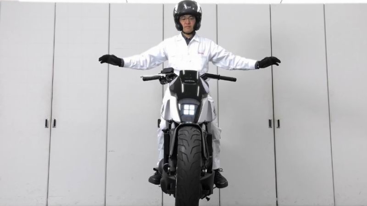 Sugoi! Sepeda Motor Jepang Ini Bisa Berdiri Seimbang dan Mengikuti Pemiliknya! (1)