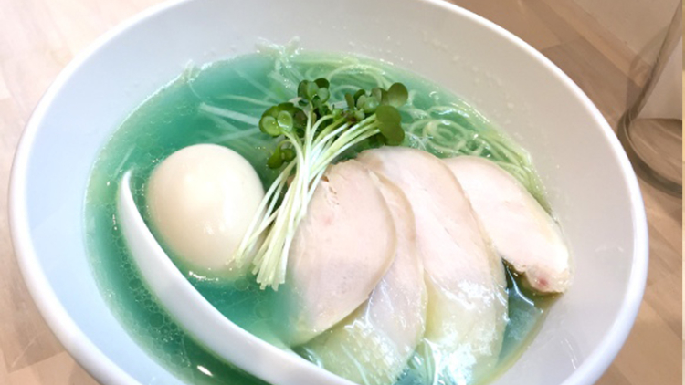 Ramen Biru, Ramen dengan Kuah Kaldu Berwarna Biru Ramen Biru, Ramen dengan Kuah Kaldu Berwarna Biru
