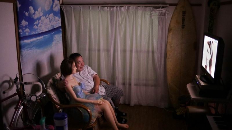 Pria Jepang ini Tinggal Bersama Wanita Cantik, Tapi Wanita itu Ternyata.. (1)