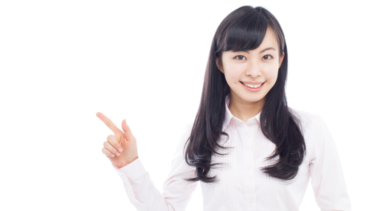 指差す女性