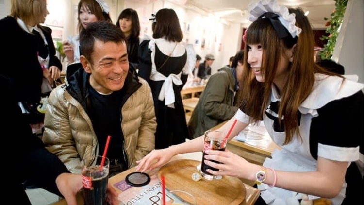 akihabara-maid-cafe akihabara-maid-cafe