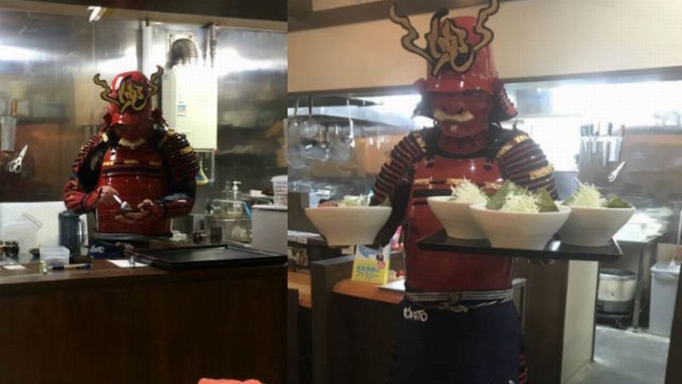Ramen Kabuto, Restoran di Jepang Yang Chef & Pelayannya Mengenakan Armor Samurai (1) Ramen Kabuto, Restoran di Jepang Yang Chef & Pelayannya Mengenakan Armor Samurai (1)