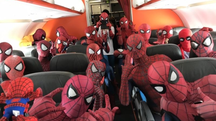 Seru, Pesawat di Jepang Ini Semua Penumpangnya Adalah Cosplayer Spider-Man! Seru, Pesawat di Jepang Ini Semua Penumpangnya Adalah Cosplayer Spider-Man!