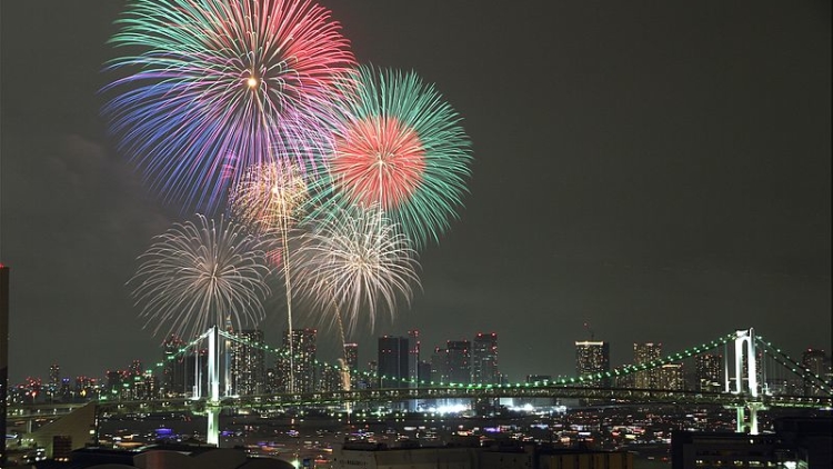 Tokyo_bay_fireworks_2015
