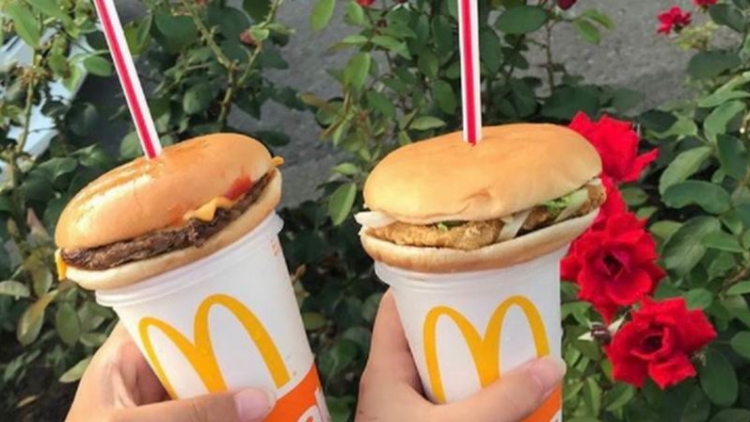 Tren Baru di Jepang, Menusuk Burger Dengan Sedotan2