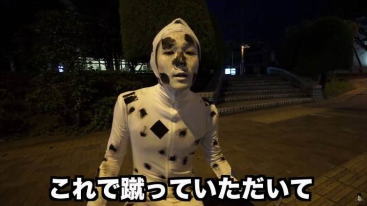 Dukung Tim Sepak Bola Jepang, YouTuber Ini Ubah Dirinya Jadi Bola Dan Minta Ditendang