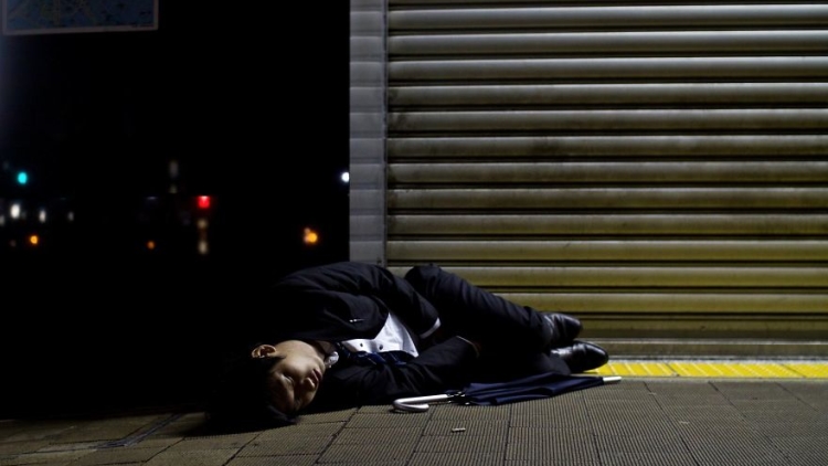 Foto-foto Kerasnya Kehidupan Para Pekerja di Jepang (1) Foto-foto Kerasnya Kehidupan Para Pekerja di Jepang (1)