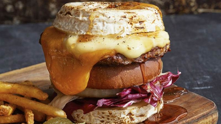 Kafe di Jepang Sediakan Super Cheese Burger Yang Porsinya Bikin Kenyang