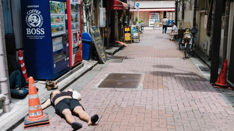 Foto-foto Beberapa Orang Jepang Yang Tidur di Mana Saja Karena Mabuk (1) Foto-foto Beberapa Orang Jepang Yang Tidur di Mana Saja Karena Mabuk (1)