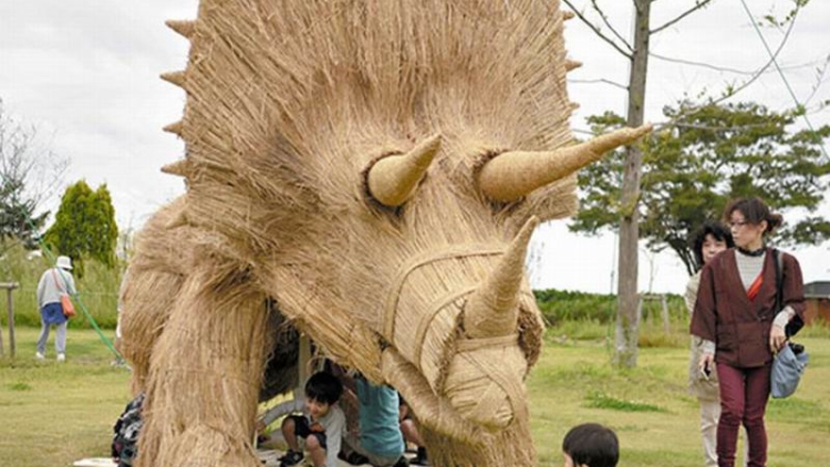 Musim Panen di Jepang Tampilkan Patung Dinosaurus Dari Jerami Musim Panen di Jepang Tampilkan Patung Dinosaurus Dari Jerami