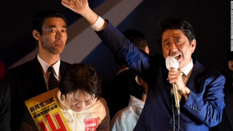 171022135944-03-japan-vote-shinzo-abe-supporters-exlarge-169 171022135944-03-japan-vote-shinzo-abe-supporters-exlarge-169