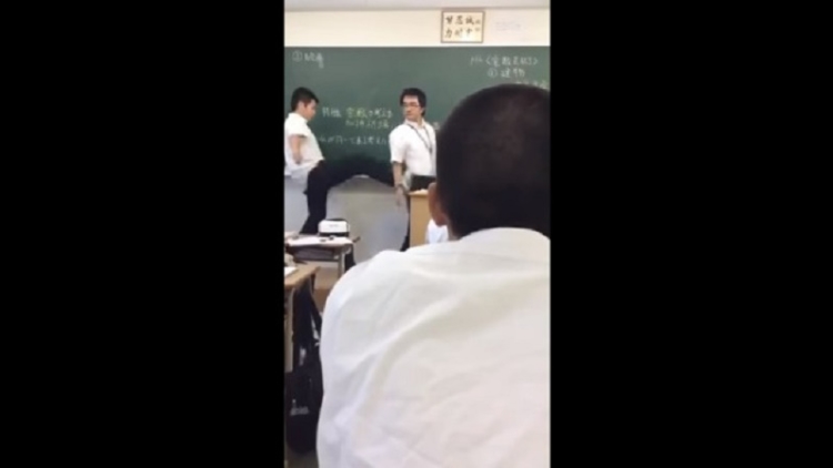 Netizen Geram Lihat Video Kelakuan Pelajar Jepang Tendang Gurunya Di Kelas