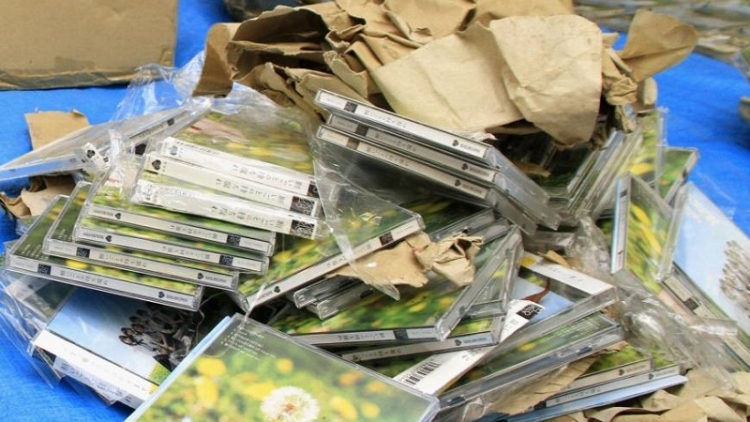 Seorang Pria Ditangkap Setelah Membuang 585 Keping CD AKB48 Di Gunung 3 Seorang Pria Ditangkap Setelah Membuang 585 Keping CD AKB48 Di Gunung 3