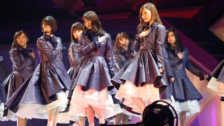 Penonton Konser Nogizaka46 Terluka Setelah Tertimpa Kamera Seberat 40Kg Penonton Konser Nogizaka46 Terluka Setelah Tertimpa Kamera Seberat 40Kg