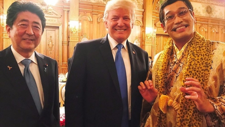 Piko Taro Hadir Di Pesta Makan Malam Abe Dan Trump Dengan Pakaian Khasnya Piko Taro Hadir Di Pesta Makan Malam Abe Dan Trump Dengan Pakaian Khasnya