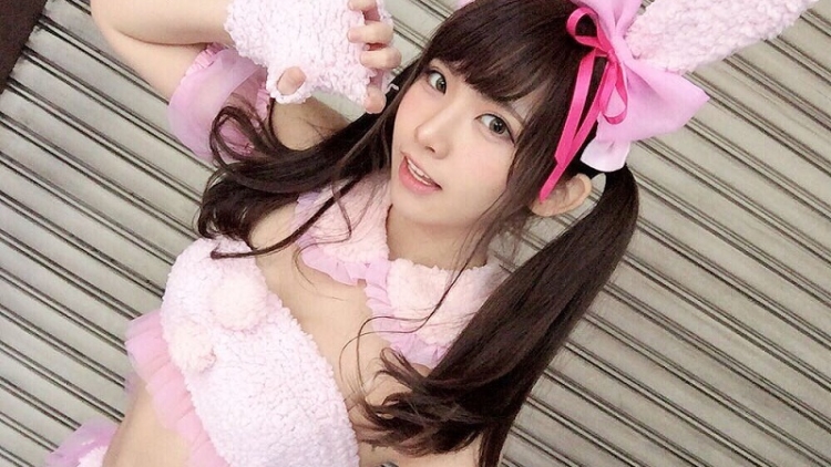 Enako, Cosplayer Cantik Dari Jepang Ini Sekarang Bisa Dipeluk!