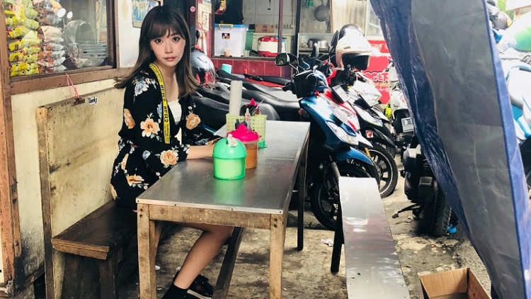Datang Ke Indonesia, Drummer Silent Siren Makan Sate Di Warung Pinggir Jalan