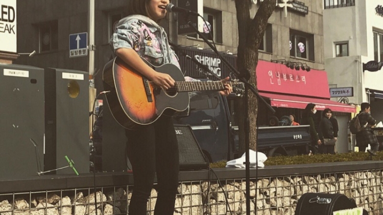 Ruann, Penyanyi Jepang Berusia 14 Tahun Tampil Di Jalanan Kota Seoul