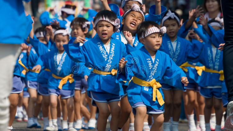 jonge-japanse-kinderen-die-bij-een-festival-dansen-14918096 jonge-japanse-kinderen-die-bij-een-festival-dansen-14918096