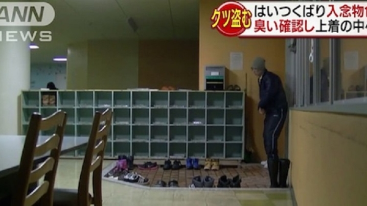 Pencuri Sepatu di Sekolah Tertangkap Kamera Mencium Sepatu Sebelum Mengambilnya