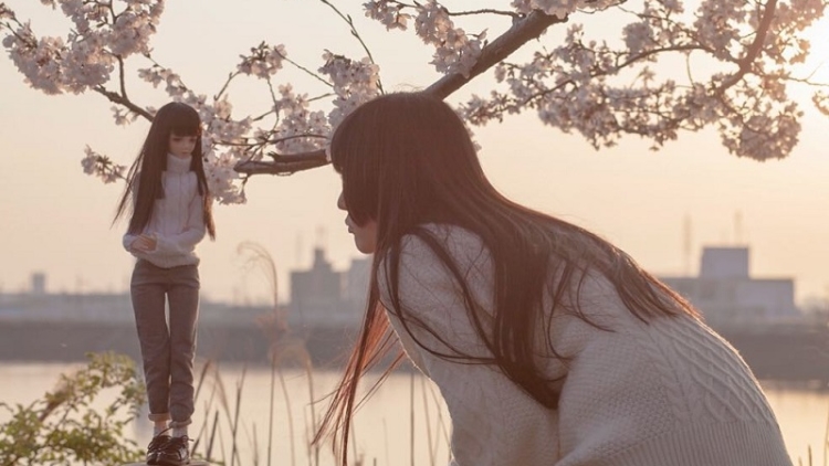 Berpose Dengan Boneka, Hasil Foto Model Jepang Iretaro Ini Seperti Sepasang Gadis Kembar