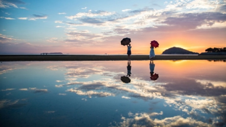 Bukan Kimi no Na wa, Pantai Di Jepang Ini Terlihat Seperti Dalam Anime Makoto Shinkai Bukan Kimi no Na wa, Pantai Di Jepang Ini Terlihat Seperti Dalam Anime Makoto Shinkai