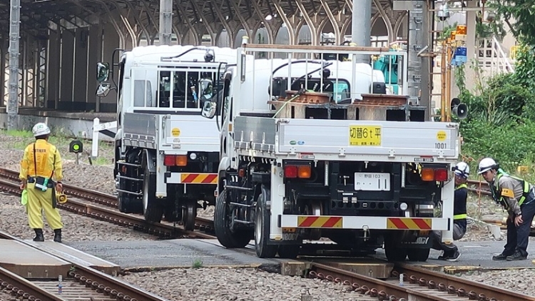 Netizen Jepang Terkejut Dengan Munculnya Truk Di Jalur Kereta, Ternyata Ini Yang Namanya Kirikusha