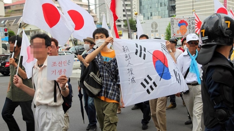 headlineImage.adapt.1460.high.japan_anti_korea.1415807477332
