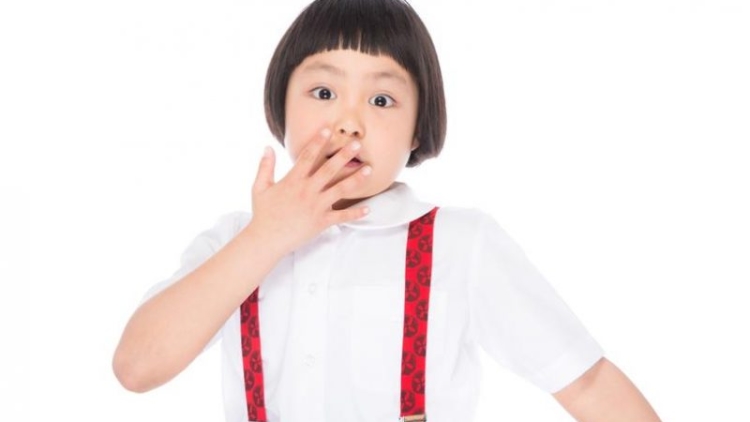 驚いた表情の子供