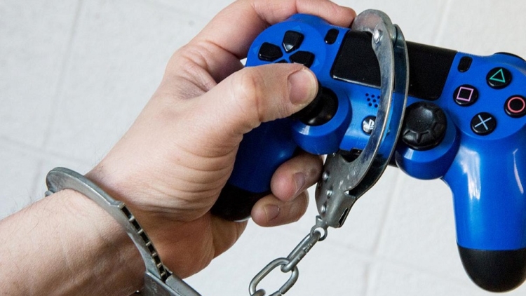 Video-game-addiction-PS4-Playstation-4-controller-handcuffs Video-game-addiction-PS4-Playstation-4-controller-handcuffs